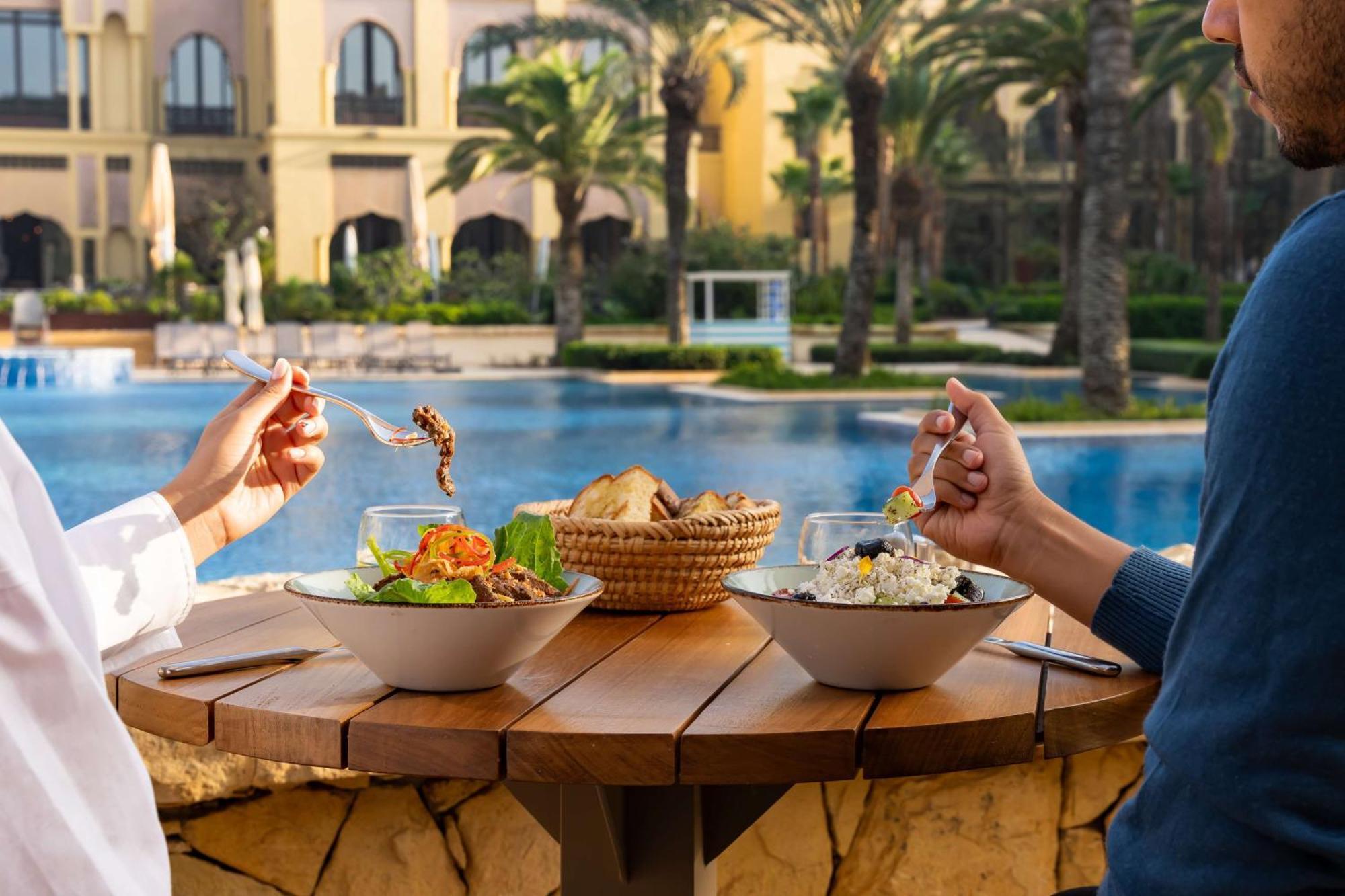 마자간 비치&골프 리조트 엘자디다 외부 사진 A couple eating at the poolside